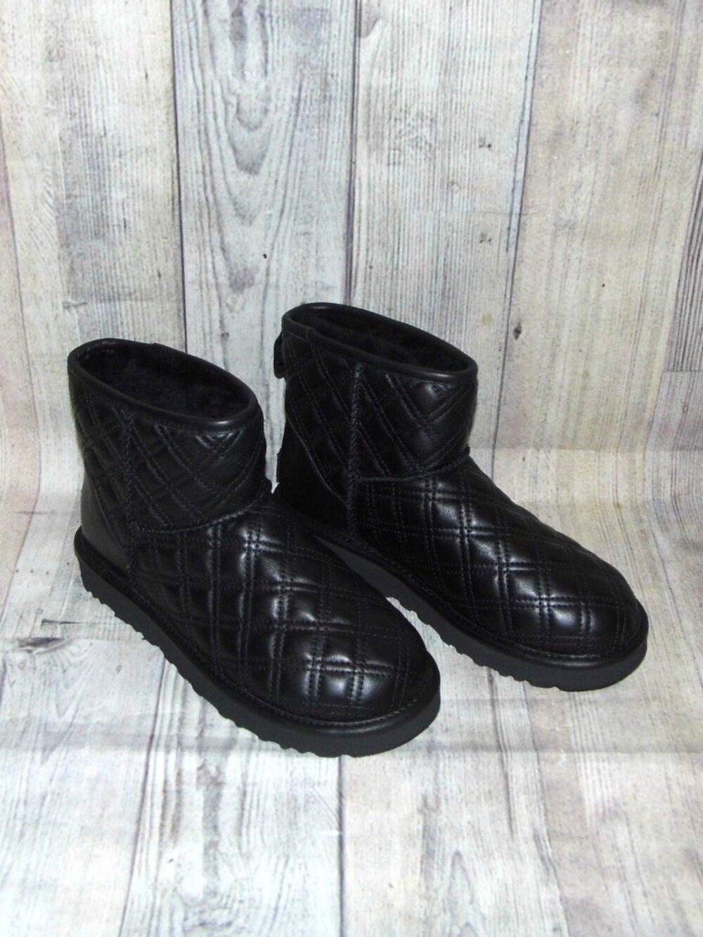 UGG Classic Mini II Quilted Black Leather/Sheepskin Boots Womens Size 7 WornOnce